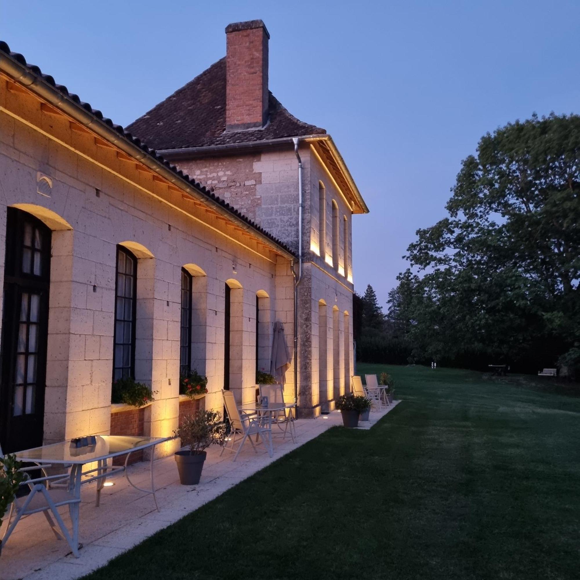 Chateau Neuf Le Desert Apartment Le Pizou Bagian luar foto