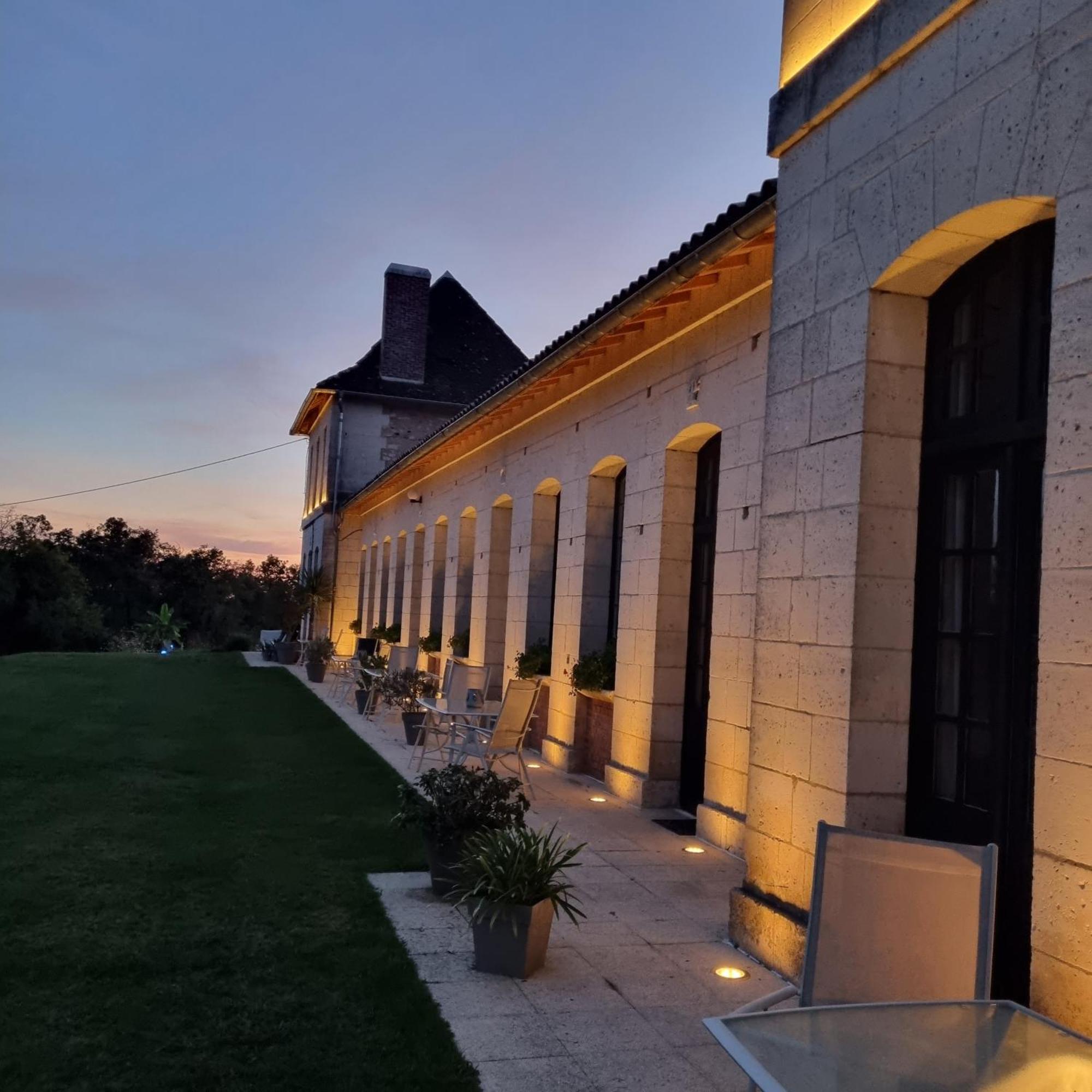 Chateau Neuf Le Desert Apartment Le Pizou Bagian luar foto