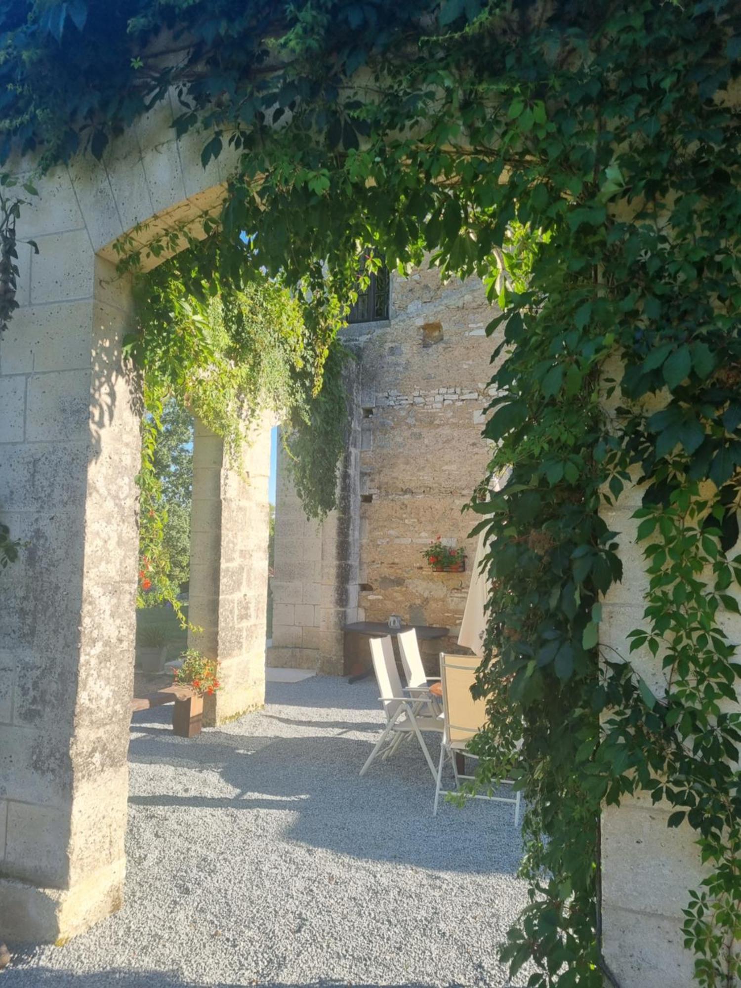 Chateau Neuf Le Desert Apartment Le Pizou Bagian luar foto